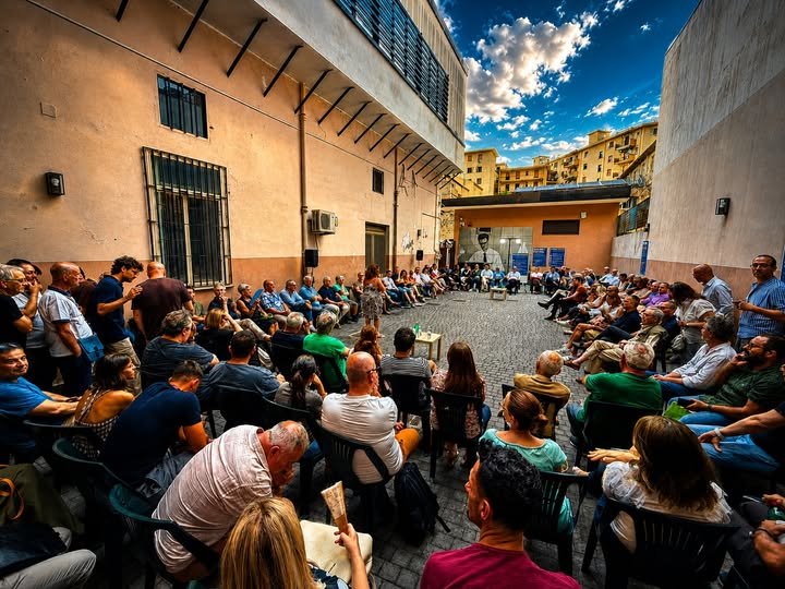 Le associazioni sedute in cerchio nel Cortile della Biblioteca Comunale durante l'incontro del 9 luglio