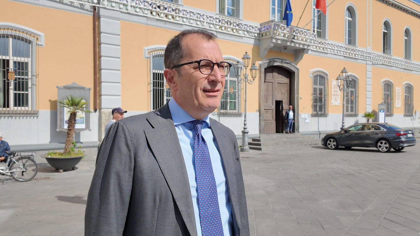 Il Sindaco Paolo De Maio in piazza davanti al Palazzo di Città di Nocera Inferiore