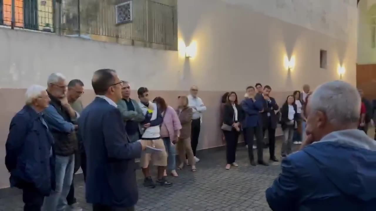 Il Sindaco Paolo De Maio introduce la serata nel cortile della Biblioteca Comunale