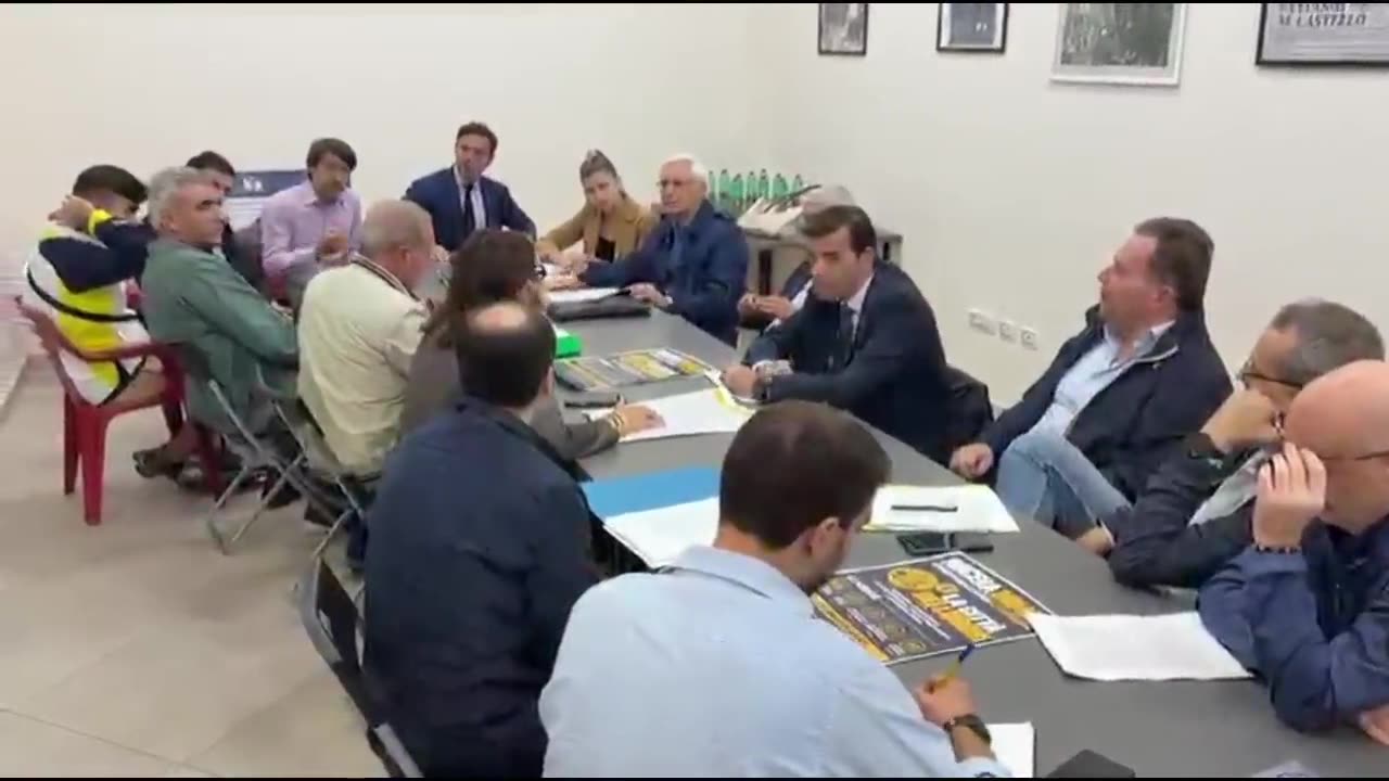 Partecipanti seduti attorno a un tavolo di lavoro durante la serata