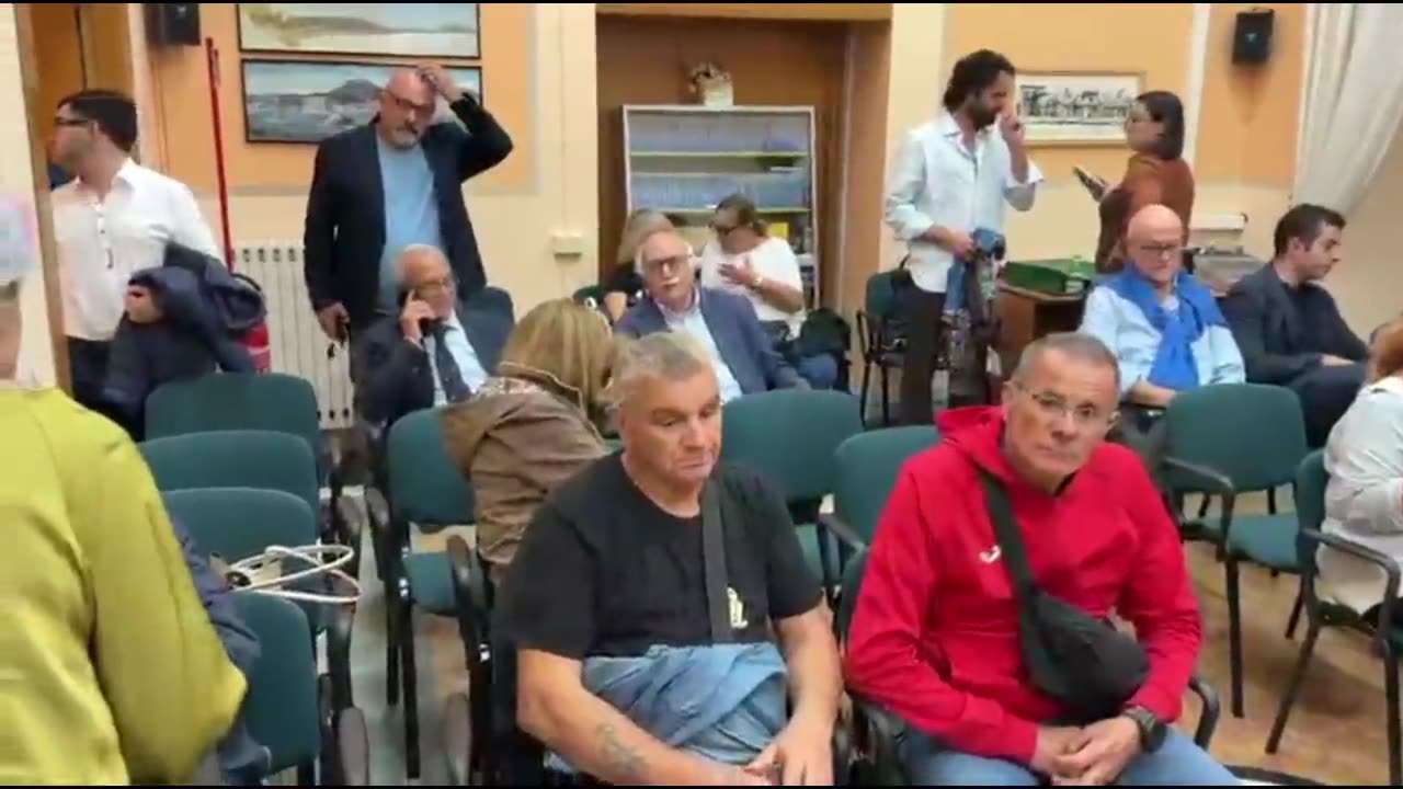 Cittadini in sala durante i lavori dei tavoli